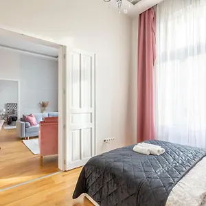 Apartment Luxury 3bedrm 2bathrm With Danube River View, Budapest